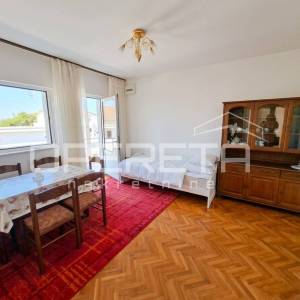 Kuća s 2 stana i dvorištem, 120m od mora- Brodarica- Šibenik