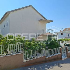 Kuća s 2 stana i dvorištem, 120m od mora- Brodarica- Šibenik