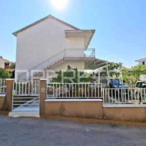 Kuća s 2 stana i dvorištem, 120m od mora- Brodarica- Šibenik
