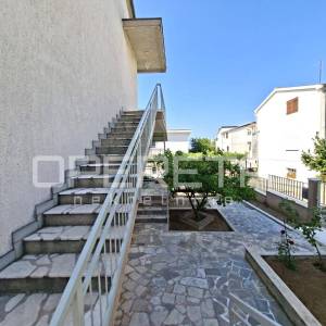 Kuća s 2 stana i dvorištem, 120m od mora- Brodarica- Šibenik