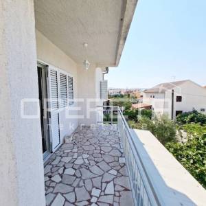 Kuća s 2 stana i dvorištem, 120m od mora- Brodarica- Šibenik