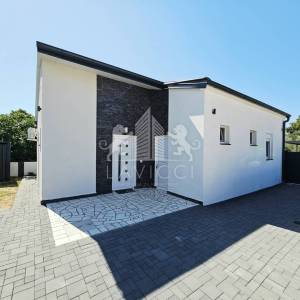 Kuća s bazenom I Vir – novogradnja, 3 spavaće sobe, 800 m od mora