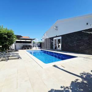 Kuća s bazenom I Vir – novogradnja, 3 spavaće sobe, 800 m od mora