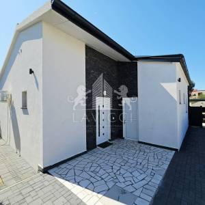 Kuća s bazenom I Vir – novogradnja, 3 spavaće sobe, 800 m od mora