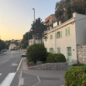 KUĆA S DVA STANA, VELIKOM TERASOM I JACUZZIJEM – NOVI VINODOLSKI