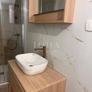 KUĆA S DVA STANA, VELIKOM TERASOM I JACUZZIJEM – NOVI VINODOLSKI