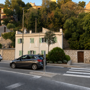 KUĆA S DVA STANA, VELIKOM TERASOM I JACUZZIJEM – NOVI VINODOLSKI