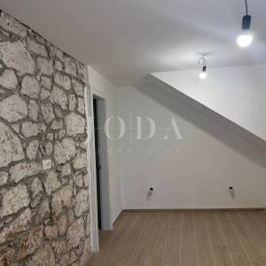 KUĆA S DVA STANA, VELIKOM TERASOM I JACUZZIJEM – NOVI VINODOLSKI
