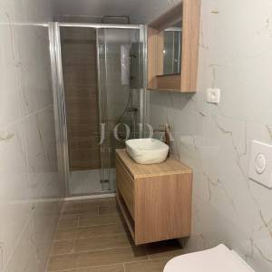 KUĆA S DVA STANA, VELIKOM TERASOM I JACUZZIJEM – NOVI VINODOLSKI