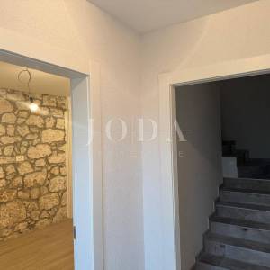 KUĆA S DVA STANA, VELIKOM TERASOM I JACUZZIJEM – NOVI VINODOLSKI