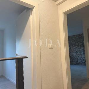 KUĆA S DVA STANA, VELIKOM TERASOM I JACUZZIJEM – NOVI VINODOLSKI