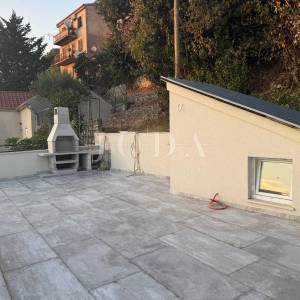 KUĆA S DVA STANA, VELIKOM TERASOM I JACUZZIJEM – NOVI VINODOLSKI