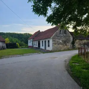 Kuća s velikim zemljištem – Dubravčani (Općina Netretić)