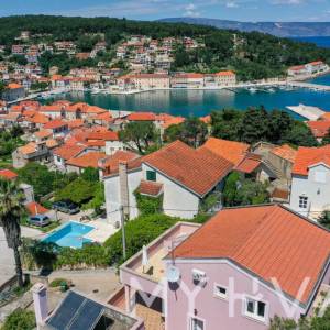 Kuća sa pogledom na more i luku Jelsa