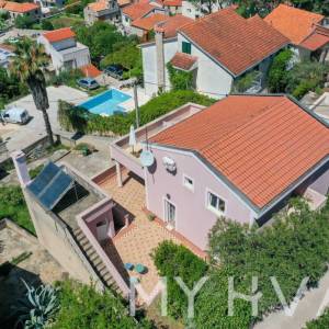 Kuća sa pogledom na more i luku Jelsa