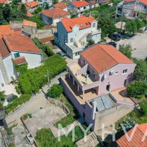 Kuća sa pogledom na more i luku Jelsa