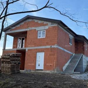 Kuća  u roh-bau fazi s velikom okućnicom – Cerovlje