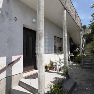 KUĆA ZA ADAPTACIJU S DVIJE GARAŽE, POMOĆNIM OBJEKTOM I 538 M² OKUĆNICE – SARŠONI