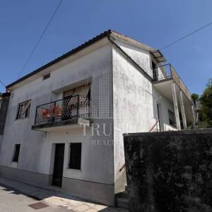 KUĆA ZA ADAPTACIJU S DVIJE GARAŽE, POMOĆNIM OBJEKTOM I 538 M² OKUĆNICE – SARŠONI