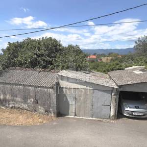 KUĆA ZA ADAPTACIJU S DVIJE GARAŽE, POMOĆNIM OBJEKTOM I 538 M² OKUĆNICE – SARŠONI