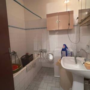 KUĆA ZA ADAPTACIJU S DVIJE GARAŽE, POMOĆNIM OBJEKTOM I 538 M² OKUĆNICE – SARŠONI