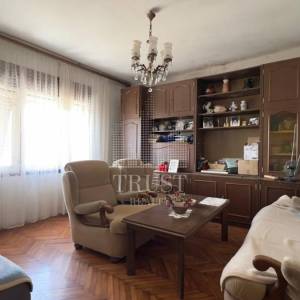 KUĆA ZA ADAPTACIJU S DVIJE GARAŽE, POMOĆNIM OBJEKTOM I 538 M² OKUĆNICE – SARŠONI