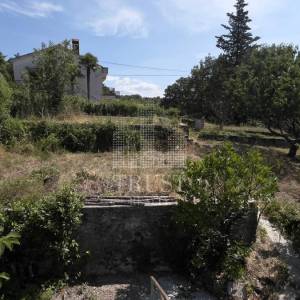 KUĆA ZA ADAPTACIJU S DVIJE GARAŽE, POMOĆNIM OBJEKTOM I 538 M² OKUĆNICE – SARŠONI