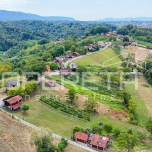 KUĆA ZA ODMOR / VIKENDICA  NKP 71 m2 NA PARCELI  OD 2.720 m2 NA IZVRSNOJ LOKACIJ