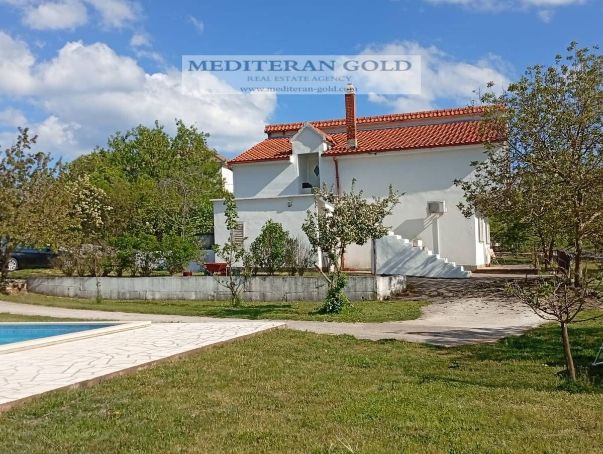 Labin, na mirnoj i atraktivnoj lokaciji,kuća s bazenom, useljivo odmah