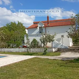 Labin, na mirnoj i atraktivnoj lokaciji,kuća s bazenom, useljivo odmah