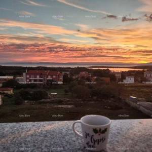 LIŽNJAN – DVA STANA PO 50 m² S POGLEDOM NA MORE, PARKIRNIM MJESTIMA I SPREMIŠTIMA
