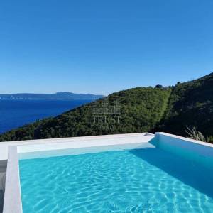LUKSUZNA VILLA S BAZENOM I PANORAMSKIM POGLEDOM – MEDVEJA!