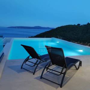 LUKSUZNA VILLA S BAZENOM I PANORAMSKIM POGLEDOM – MEDVEJA!
