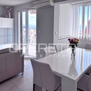 MAKARSKA dvoetažni stan 91,36m2 - 3 sobe/2 kupaonice/pogled