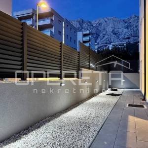 MAKARSKA / novogradnja s vrtom, pogledom na more i parkingom