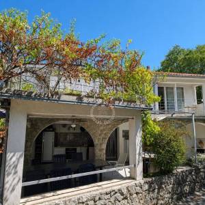 Malinska, okolica, kuća s dvije stambene jedinice!