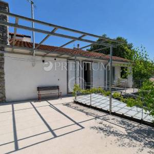 Malinska, okolica, kuća s dvije stambene jedinice!