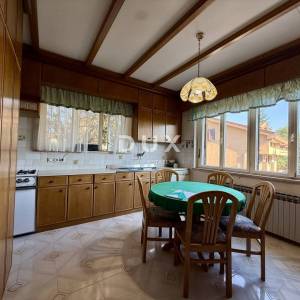 Matulji, centar, samostojeća kuća, 250 m2, pogled, garaža