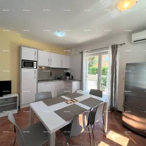 MEDULIN, POŠESI, STAN 73,54 m² S VRTOM, 150 m OD MORA