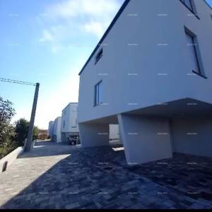 Moderan apartman s parkirnim mjestom i ostavom u bloku F, u blizini Umaga!