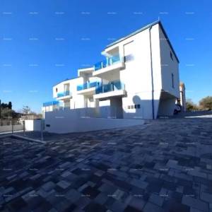 Moderan apartman s parkirnim mjestom i ostavom u bloku F, u blizini Umaga!