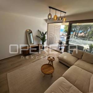 Moderan dvosoban stan 49 m² s terasom i parkingom – Hvar