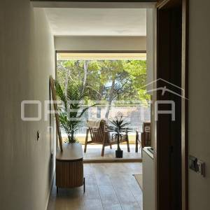Moderan dvosoban stan 49 m² s terasom i parkingom – Hvar