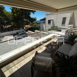Moderan dvosoban stan 49 m² s terasom i parkingom – Hvar