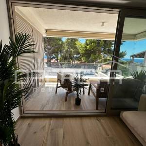 Moderan dvosoban stan 49 m² s terasom i parkingom – Hvar