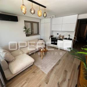 Moderan dvosoban stan 49 m² s terasom i parkingom – Hvar