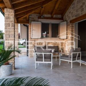Moderna vila s bazenom i velikom privatnom okućnicom u blizini Nina

