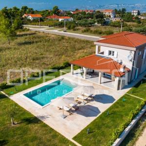 Moderna vila s bazenom i velikom privatnom okućnicom u blizini Nina
