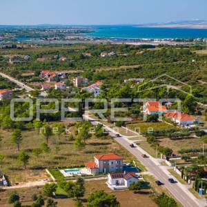 Moderna vila s bazenom i velikom privatnom okućnicom u blizini Nina
