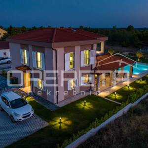 Moderna vila s bazenom i velikom privatnom okućnicom u blizini Nina
